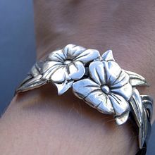 Conjunto de flores. Een project van Sieradenontwerp van Nora Márquez Rey - 11.07.2018