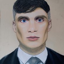 Mi Proyecto del curso:  Retrato realista con lápices de colores - Thomas Shelby - Peaky Blinders. Een project van  Tekening, Tekening met potlood,  Artistieke tekening,  Portrettekening, Realistische tekening y Traditionele illustratie van Jonny GC - 25.04.2019