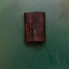 Cartera minimalista. Diseño innovado en base al original que vi en venta.. Un proyecto de Bellas Artes de Abdiel Elías - 08.05.2019