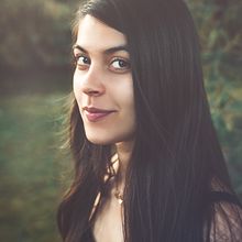 Una bella mirada y una tenue sonrisa . Photograph, and Portrait Photograph project by Esteban Perez - 05.22.2019