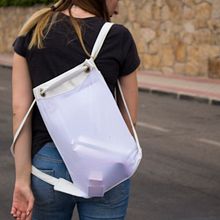 CLEAR backpack. Un projet de Création d'accessoires, Conception de produits , et Photographie de Raquel Martínez Crespo - 20.04.2017
