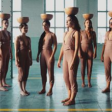 Cartel  book de la compañía de danza contemporánea Mawu. Un proyecto de Fotografía artística y Fotografía de retrato de Núria Aguadé - 12.11.2018