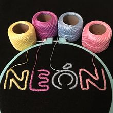 Neón: Intento bordar luz. Un progetto di Artigianato, Ricamo, Graphic design e Lettering di Adriana Quiroga - 18.06.2019