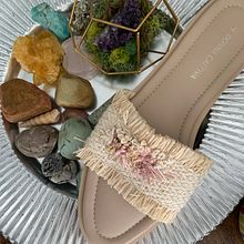 Donna Cattiva Zapatos. Un progetto di Ricamo, Design e Design di scarpe di Josefina Allendes - 01.07.2019
