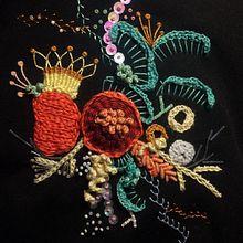 Mi Proyecto del curso: Corales sobre blusa negra. Un progetto di Ricamo di Gabriela Contreras - 02.07.2019