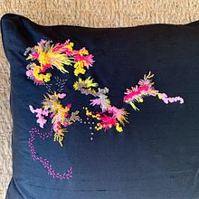 Cojin de Seda Negro, Bito Feris DECO. Un progetto di Belle arti, Ricamo, Creatività, Interior Design, Design e Interior design di Josefina Allendes - 03.07.2019