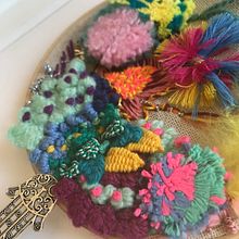 Plumas y ponpon. Un progetto di Ricamo e Creatività di Josefina Allendes - 04.07.2019