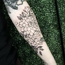 Tatuaje Botánico. Un proyecto de Diseño de tatuajes e Ilustración tradicional de Polilla Tattoo - 16.07.2019