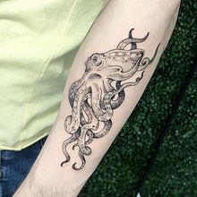 Pulpos y Calamares.. Un proyecto de Diseño de tatuajes e Ilustración tradicional de Polilla Tattoo - 16.07.2019