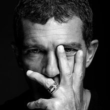 Antonio Banderas für das Esquire Colombia Magazine Ein Projekt aus dem Bereich Fotografie, Studiofotografie, Porträtfotografie und Beleuchtung für Fotografie von Ricardo Pinzón Hidalgo - 22.07.2019