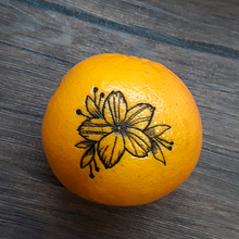 Proyecto: Flor y líneas sobre fruta. Un proyecto de Diseño de tatuajes de Jenn Angulo - 15.08.2019