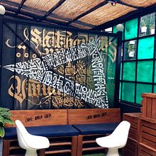 Vintrash Bar. Street Art, Br, ing, Identit, Calligraph, Concept Art, Creativit, Artistic Drawing, Interior Design, Graphic Design, Writing, Lettering, and Painting project by TECK24 - 09.09.2019