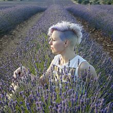 Sesión campos de lavanda. Photograph, Fine-Art Photograph, Fashion Photograph, Portrait Photograph, Digital Photograph, and Photo Retouching project by Eva Rodríguez - 08.01.2019