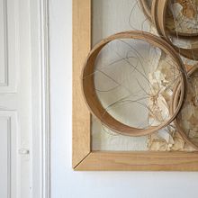 «Lectura de una irrealidad». (98x86cm.) Ensamblaje, collage, escultura, upcycling, reciclaje, arte sostenible, poesía visual.. Un proyecto de Collage, Concept Art, Escritura, Escultura y Fotografía de Inés N. Monfil - 04.10.2019