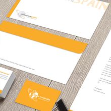 Identidad corporativa, logotipo y flyers creados para operador turístico especializado en el estudio de idiomas en el extranjero. Un proyecto de Br, ing e Identidad y Diseño gráfico de Beatriz Martos - 05.05.2013