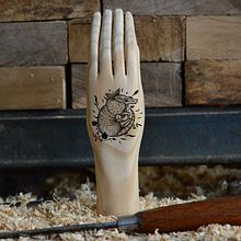 "Mano a mano". Un progetto di Artigianato, Belle arti, Disegno, Character design, Design di tatuaggi, Scultura, Fotografia di prodotti, Illustrazione tradizionale, Illustrazione digitale e Illustrazione vettoriale di Fabry Salgado - 06.11.2019
