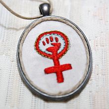 Camafeo bordado feminista. Un progetto di Ricamo, Design di gioielli e Product design di Chris León - 11.01.2019
