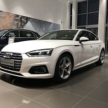 Instalación de nueva pantalla en Audi A5 - Madrid Audio. Un proyecto de Edición de vídeo de ALEJANDRO GÁMIR PAZ - 04.11.2019