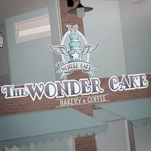The Wonder Cake. DECORACIÓN DEL LOCAL. Un proyecto de Br, ing e Identidad, Diseño de interiores, Diseño, creación de muebles					 y Diseño gráfico de Jonas Jorna - 26.11.2017