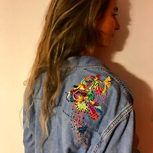 Blusa Denim con intervención de bordado en hombro y espalda.. Un proyecto de Bellas Artes, Bordado, Creatividad, Diseño y Diseño de moda de Josefina Allendes - 26.11.2019