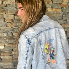 Chaqueta Denim intervenida -3-. Un proyecto de Bellas Artes, Bordado, Creatividad, Diseño y Diseño de moda de Josefina Allendes - 26.11.2019