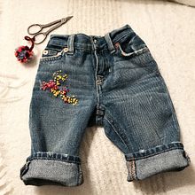 Pantalón de Bebé Denim sutilmente intervenido. Un proyecto de Bellas Artes, Bordado, Creatividad y Diseño de moda de Josefina Allendes - 26.11.2019