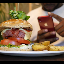 Superchulo Vegan Burger. Un proyecto de Cine, vídeo y televisión de David Aguilar - 26.11.2019