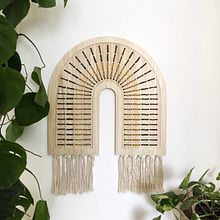ARCOÍRIS XL BORDADO SOBRE MADERA CON CUERDA DE MACRAMÉ. Un projet de Broderie de L´ABU studio - 15.01.2020