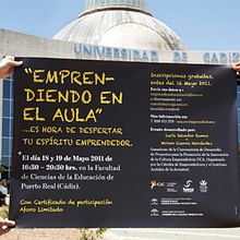 Emprendiendo en el aula (UCA). Un projet de Conception d'affiches, Design graphique, T , et pographie de Salvartes Design - 07.03.2012