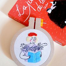 Niña lectora . Un proyecto de Bordado de Flora Te - 16.12.2019