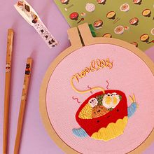 Fiesta de fideos. . Un proyecto de Bordado e Ilustración tradicional de Flora Te - 17.12.2019