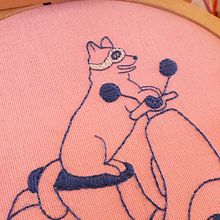 Perrito motorizado. . Un proyecto de Bordado e Ilustración tradicional de Flora Te - 17.12.2019