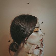 “El secreto de las abejas” Mi Proyecto del curso: Autorretrato fotográfico artístico. Un proyecto de Bellas Artes, Concept Art, Creatividad, Fotografía, Fotografía artística, Fotografía de retrato, Fotografía digital e Iluminación fotográfica de Sofía Gregorio - 20.12.2019