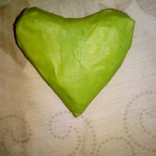 Mi obra de arte un corazón hecho de plástico envueltos de making tape verde. Un progetto di Creatività di maria1992 - 19.01.2020