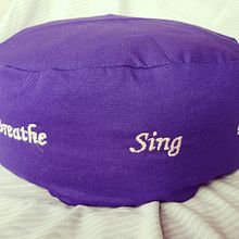 Breathe, Sing, Be cushion for Lee. Un projet de Broderie , et Couture de lucettehindin - 01.04.2019