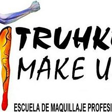 PRÁCTICAS DE FOTOGRAFÍA EN TRUHKO MAKEUP. Poster Design, Photograph, Studio Photograph, and Fashion Photograph project by Lidia González Parra - 02.18.2020