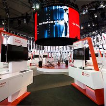 Vodafone booth - GSMA MWC 2019. Projekt z dziedziny  Architektura, Architektura wnętrz, Design,  Projektowanie 3D, Projektowanie oświetlenia i Produkcja audiowizualna użytkownika Mac Group Stands - 17.02.2020