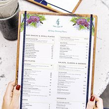 Menú para Rabbit Carrot Gun. Een project van Grafisch ontwerp van Nora Márquez Rey - 03.09.2019