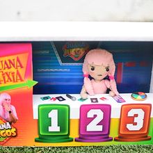 Caja personalizada con muñeca de fieltro. Un proyecto de Artesanía y Pintura de Mariana Franco - 29.02.2020