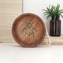 ESCARABAJO BORDADO SOBRE BANDEJA. Un progetto di Artigianato di L´ABU studio - 09.03.2020