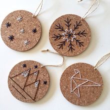 BOLAS NAVIDAD BORDADAS EN CORCHO. Un projet de Artisanat de L´ABU studio - 09.03.2020