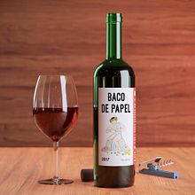 Etiqueta para vino tinto (proyecto ficticio) y visualización 3D. 3D, Br, ing, Identit, Art Direction, Product Photograph, Food Photograph, Traditional illustration, Digital Illustration, Vector Illustration, 3D Modeling, and Packaging project by Joaquín Borrego Chía - 03.26.2020