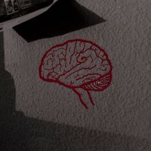 Bordado en fotos analógicas. Un proyecto de Artesanía, Bordado, Creatividad, Fotografía, Fotografía artística e Instagram de Elena Rodríguez Díaz - 20.04.2020