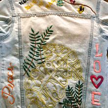 chaqueta de tejano intervenida con técnicas de bordado. Un progetto di Artigianato, Creatività, Design, Fashion design e Costume design di Magui Clemente Ferigni - 02.04.2020