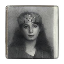 My project in Realistic Portrait with Graphite Pencil course. Un progetto di Disegno artistico, Belle arti, Disegno a matita, Disegno di ritratti e Disegno realistico di Miriam Baranov - 01.05.2020