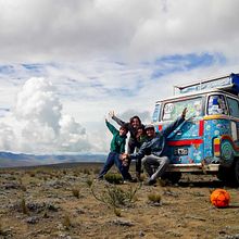 Una kombi, una familia y un viaje...  . Scriere de Gabo Malowicki - 04.20.2020