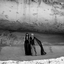 Amour sombre pour Harper's Bazaar Vietnam. Un projet de Photographie , et Photographie de mode de Óscar Bueno Photos - 14.04.2020