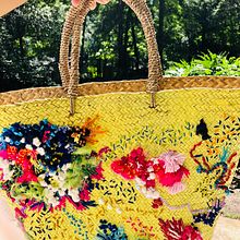 Mi Proyecto del curso: Bordado y personalización de accesorios . Un proyecto de Bordado de Lelia Morfin - 26.04.2020