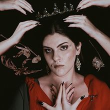 Mi Proyecto del curso: Retrato fotográfico pictórico "coronación". Un progetto di Fotografia, Fotografia artistica, Fotografia in studio, Fotografia di ritratto, Fotografia digitale, Fotografia per Instagram e Illuminazione fotografica di Sara Flórez de Quiñones Gómez - 01.05.2020