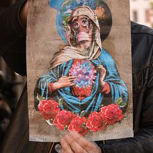 La Coronavirgen . Un projet de Art urbain , et Photographie de Perla Sanchez - 07.05.2020